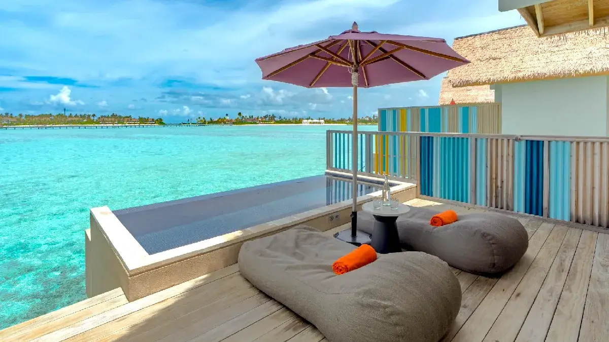 在Hard Rock Hotel Maldives感受島嶼風情Platinum Overwater Villa with Pool 水上泳池別墅戶外泳池沙發區