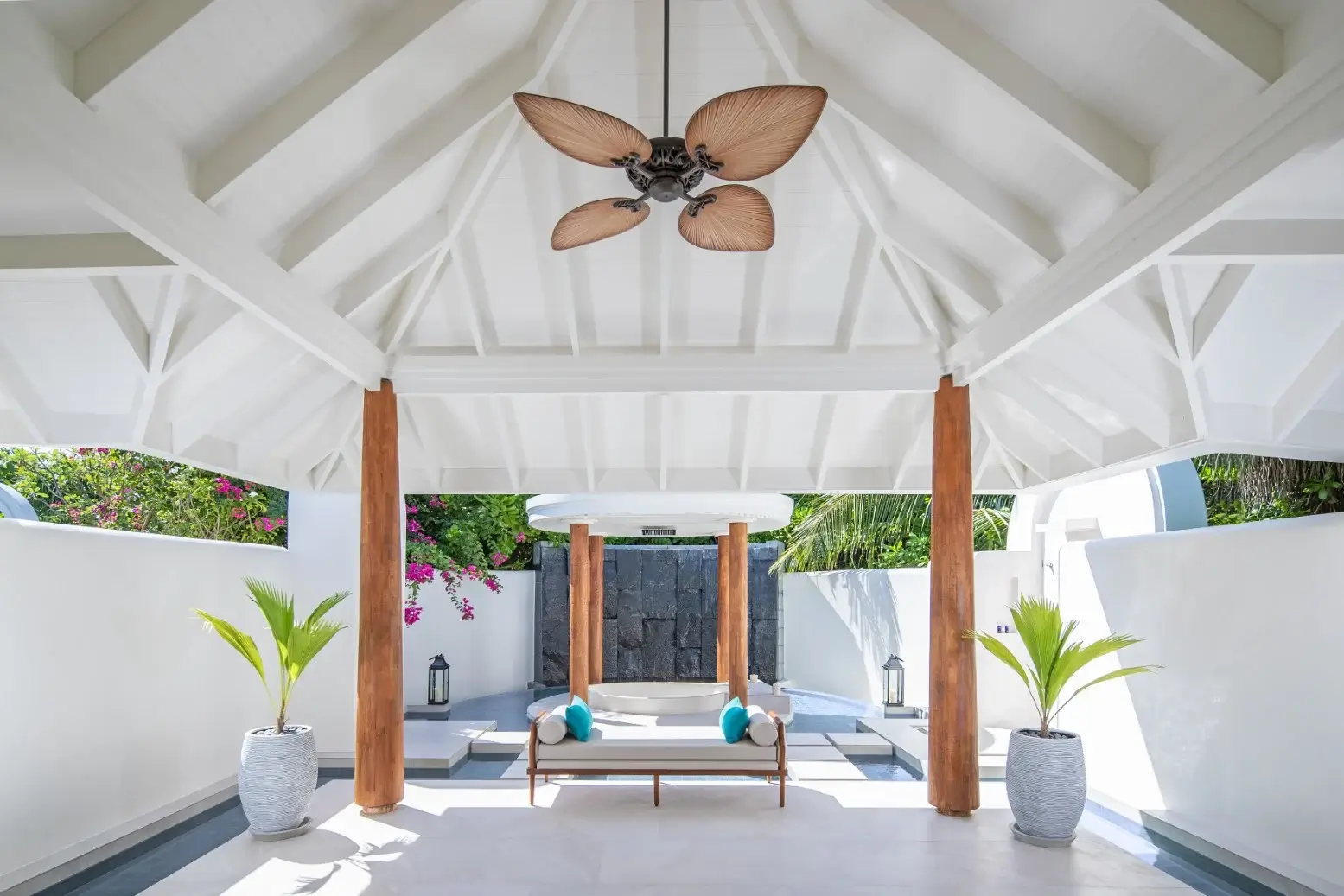 anantara kihavah beach pool