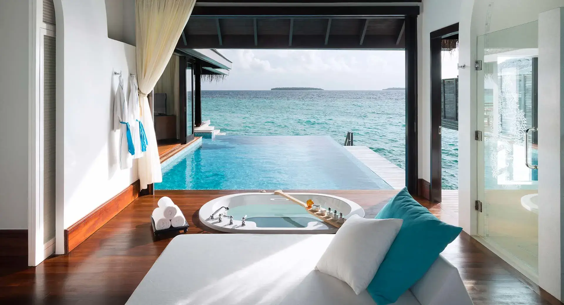 Anantara kihavah over water pool