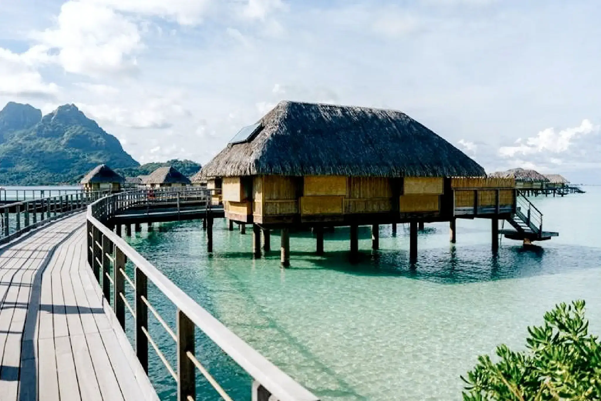 Bora-Bora Pearl Beach Resort & Spa水上屋木棧道